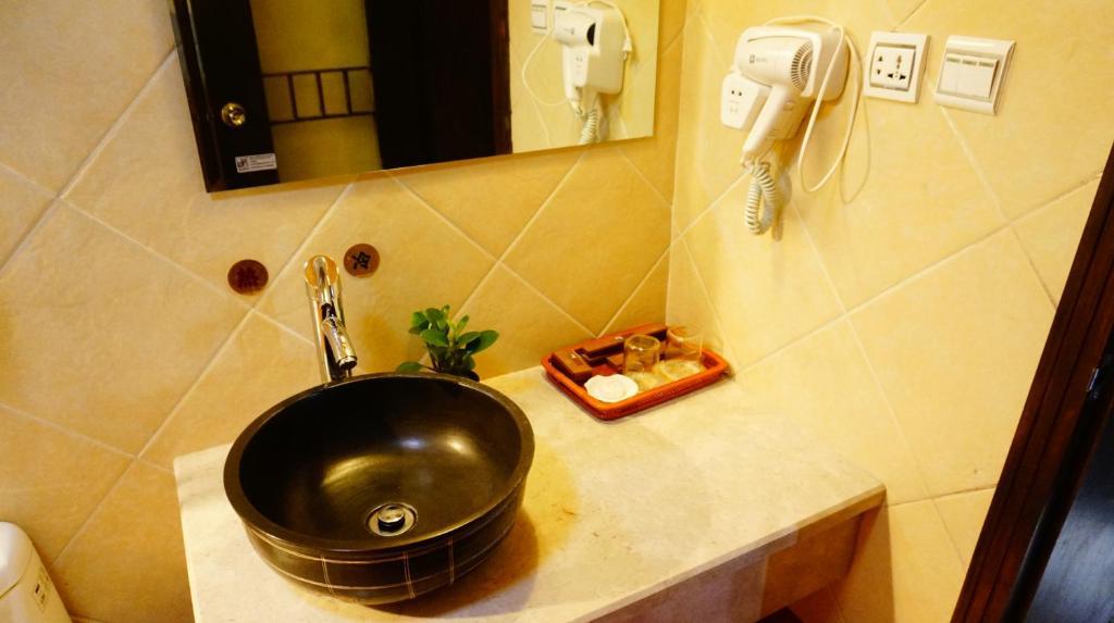 Lijiang Wangjia Courtyard Inn Room photo